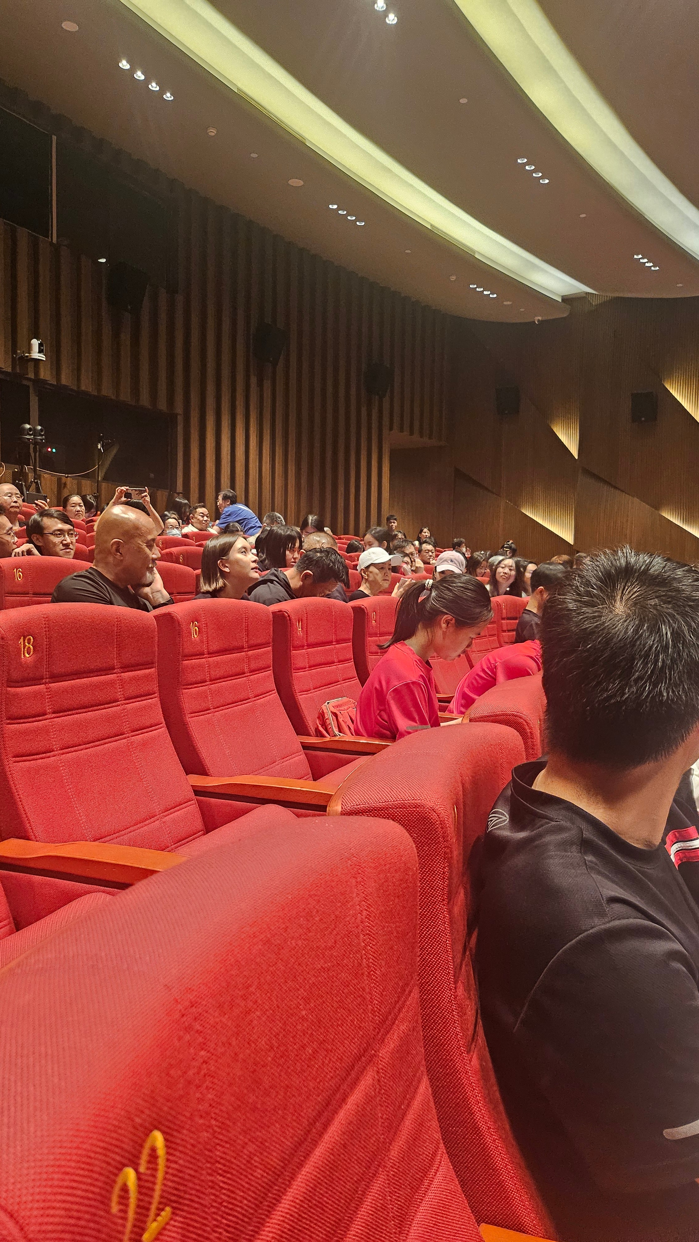 《十二公民》公演观众席堪称熟人团建现场，几位家喻户晓的实力派前辈整齐坐一排，没有