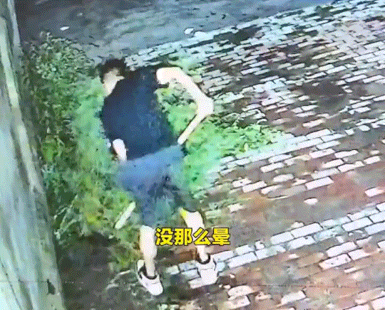 别人喝酒耍疯闹，他喝酒自动开启干活模式。黑龙江齐齐哈尔，一名男子的酒后行为，彻底