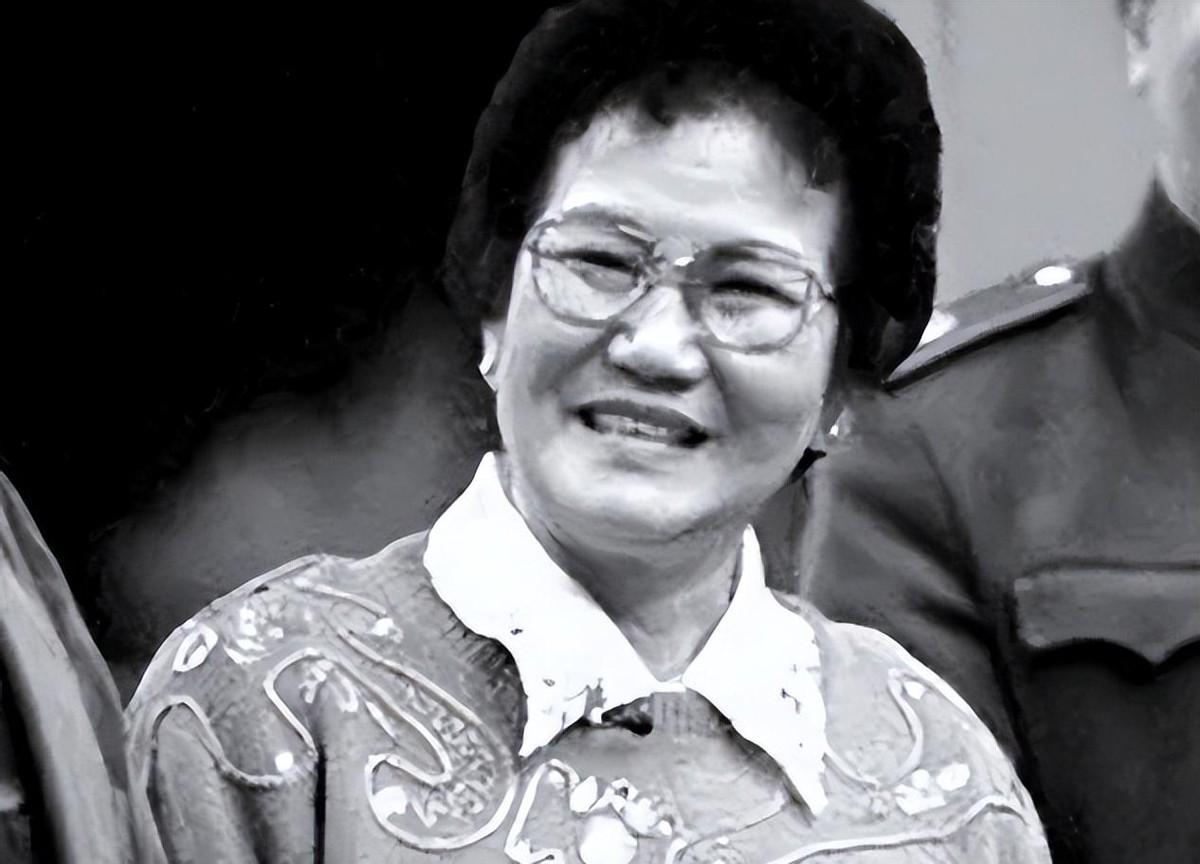 上世纪六十年代毛主席亲切接见新凤霞，突然问道：你身边的三仙姑为何没有一同前来？