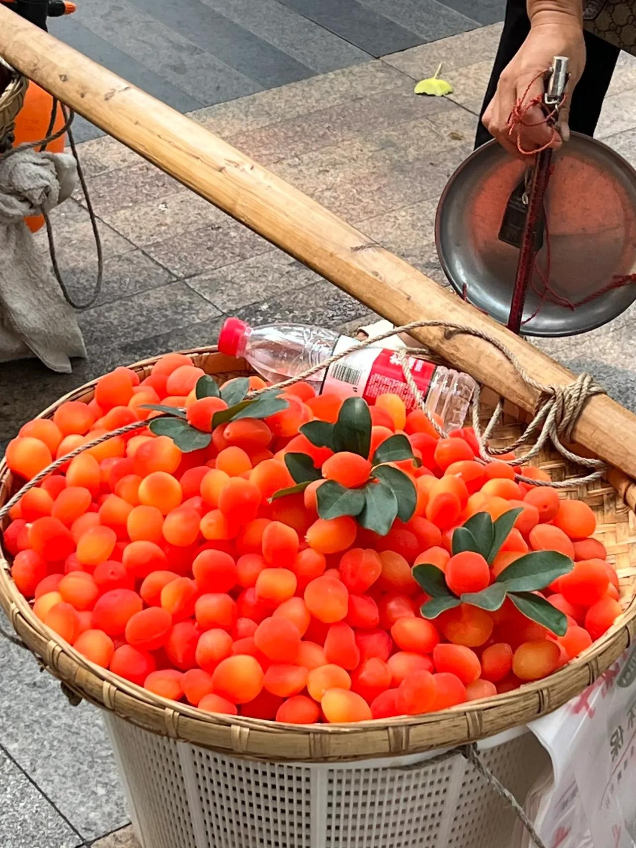 不懂就问，这是什么水果？好吃吗？为什么颜色这么艳，这么亮？
不知道什么味道！是科