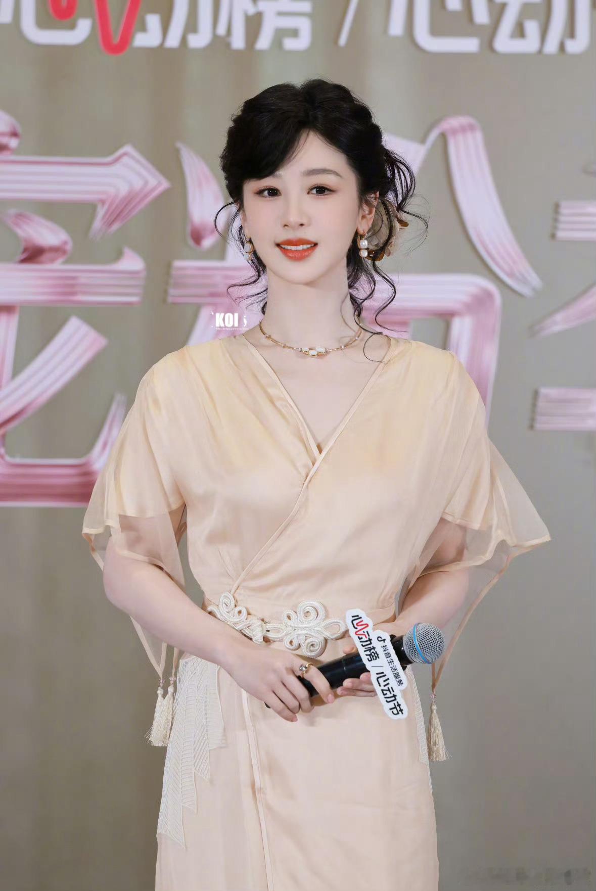 杨紫现在这么美的嘛