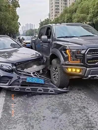 奔驰，将我的脸压于车轮之下，这般行径真的妥当吗？