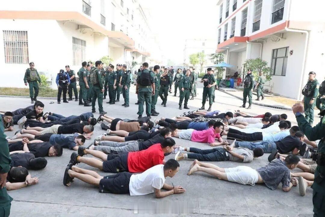 柬埔寨警方一次性抓获2044名涉案人员1月31日上午，柬埔寨国家警察总署联合柴桢