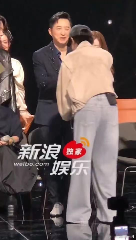 庾澄庆问窦靖童怎么称呼窦靖童依次打招呼  庾澄庆已经开始social了，问窦靖童