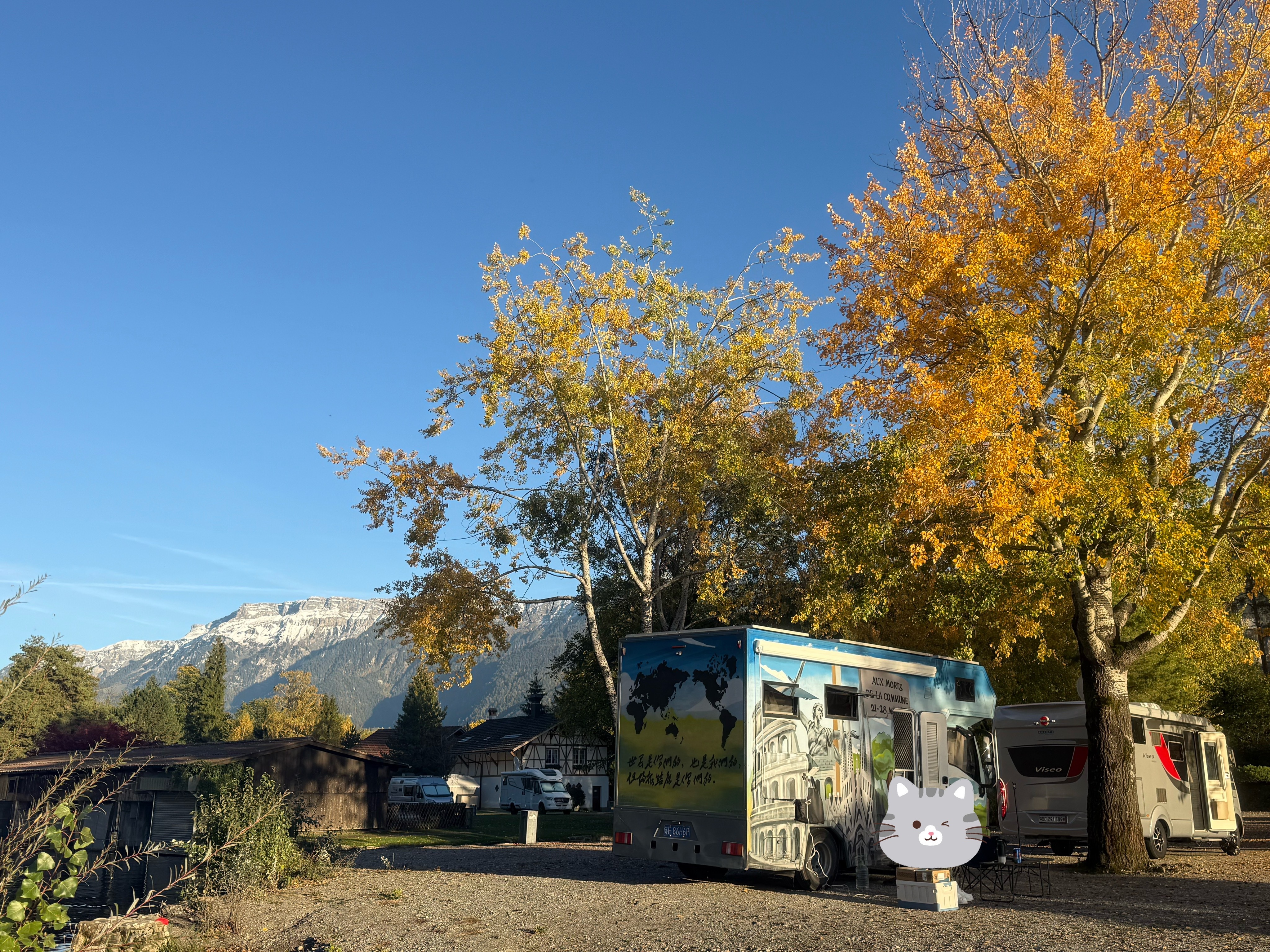 今天住了一个超级美的营地，前后都是雪山，前面还有湖泊。准备今天晚上就在这儿吃火锅