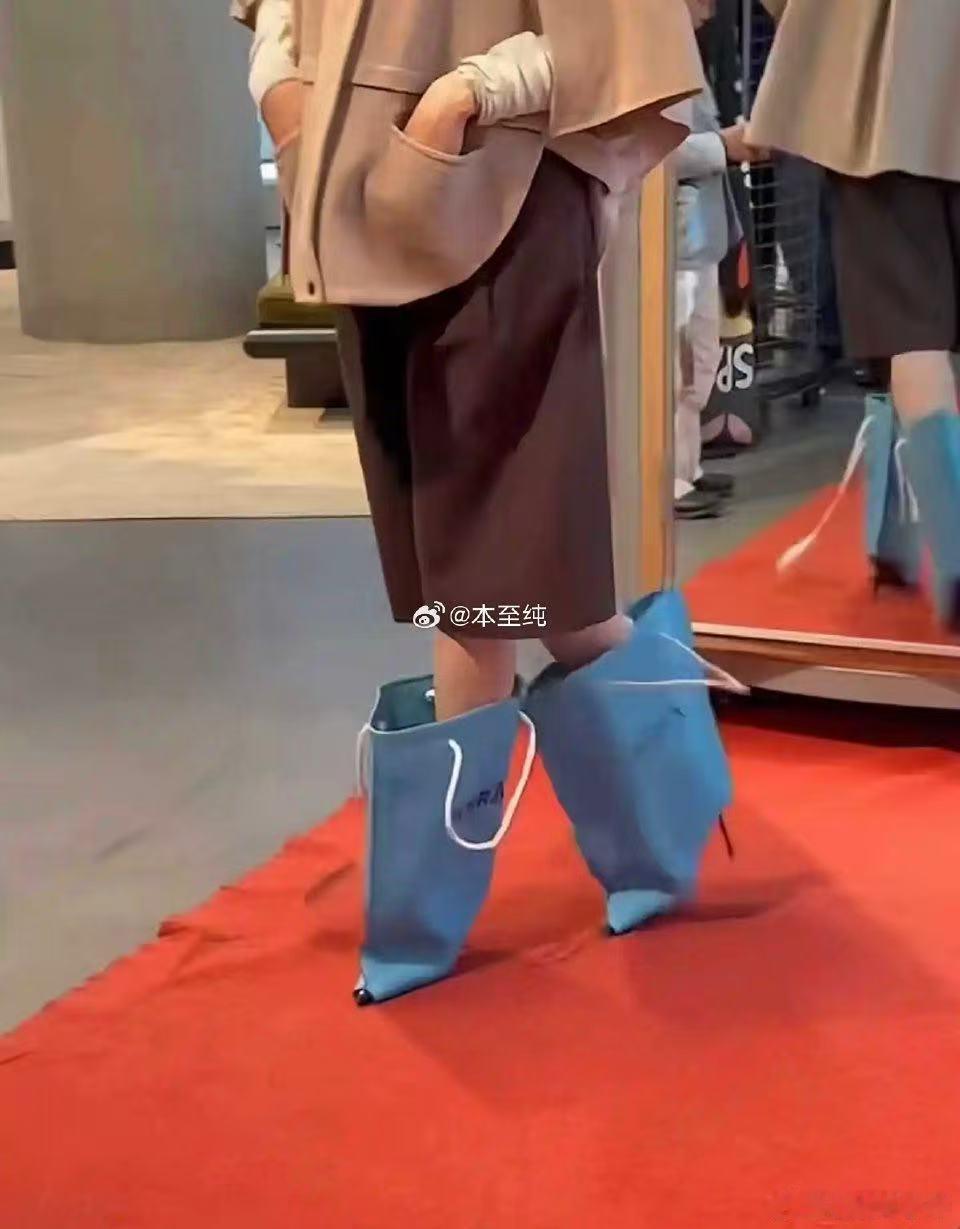 逛街走累了还能背起来当购物袋逛街走累了还能背的靴子别人逛街拎购物袋，我逛街直接把