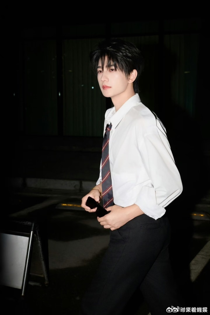 杨洋何时回归现代剧 自带氛围感的邻家哥哥上线，颜值状态依旧能打，坐等杨洋解锁更多