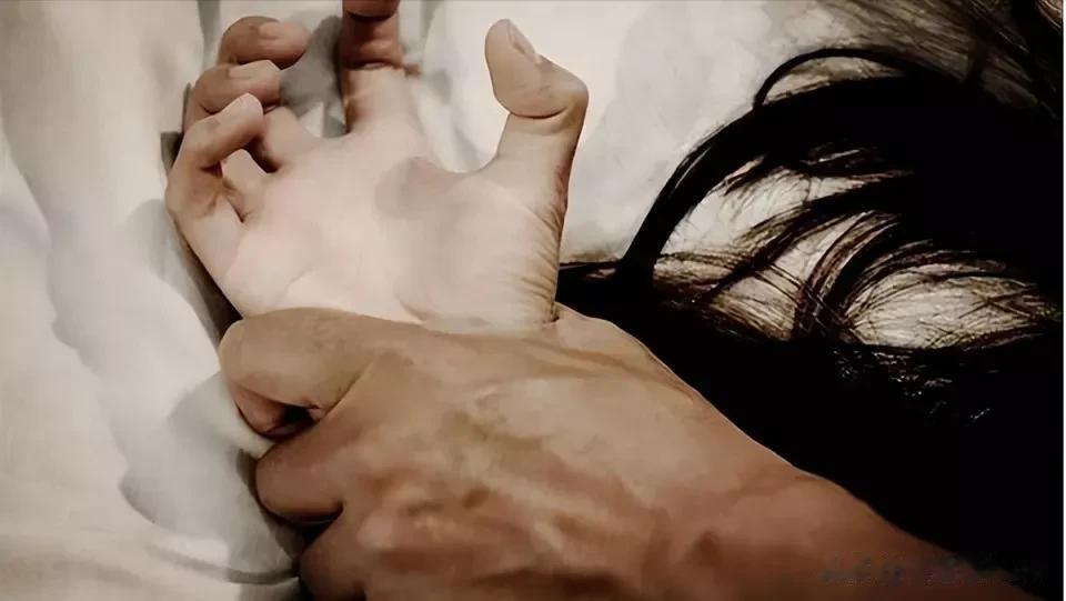 湖北一女生被几个人轮奸，苦苦哀求:答应我一个要求，我就和你一起宠我，做你想做的任