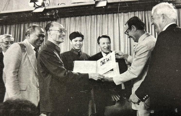 1984年，张爱萍访美，6月9日与抗战时被营救的三位仍健在的美国飞行员（奥布赖斯