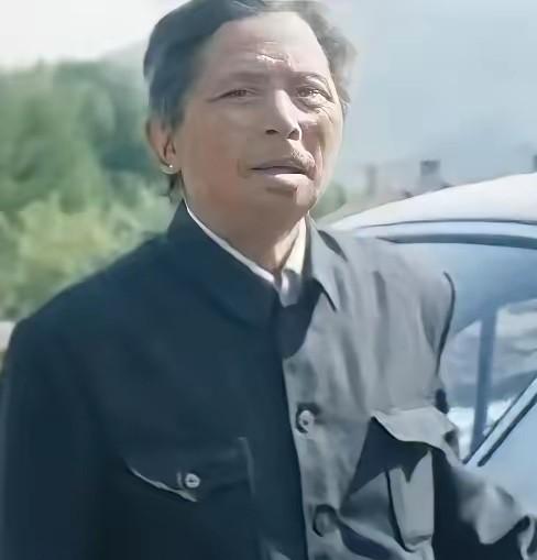 那天我在丹东路边看见他，左胳膊弯不直，脸上全是疤，正用牙咬着鞋线补棉鞋。他叫井玉