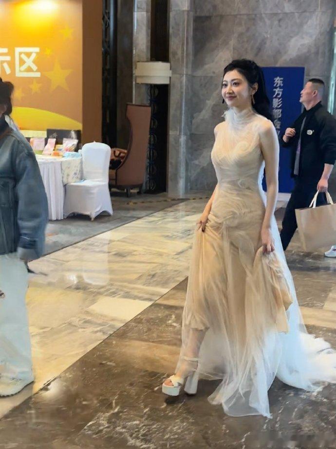 景甜华表奖第二套造型景甜华表奖白色纱裙造型路透，公主风拉满，坐等美照，已经开始激
