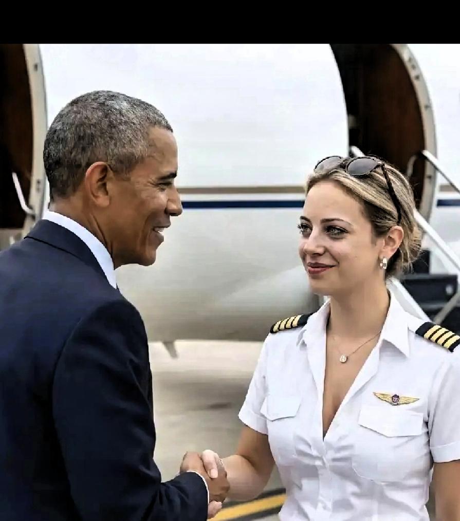 美女谁都喜欢！
这是美国前总统奥巴马和美女机长亲切握手，感觉奥巴马当时也好激动，