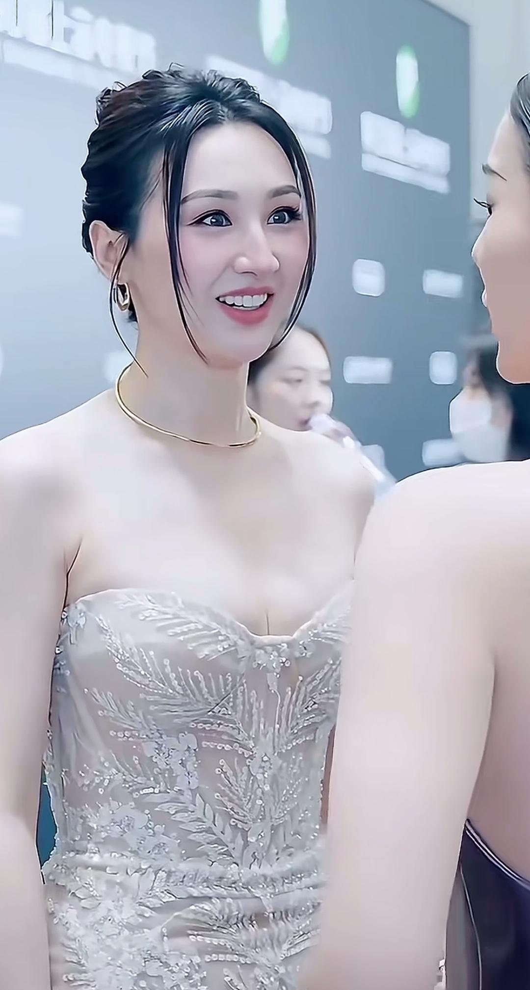 两位美女在活动现场开心聊天。