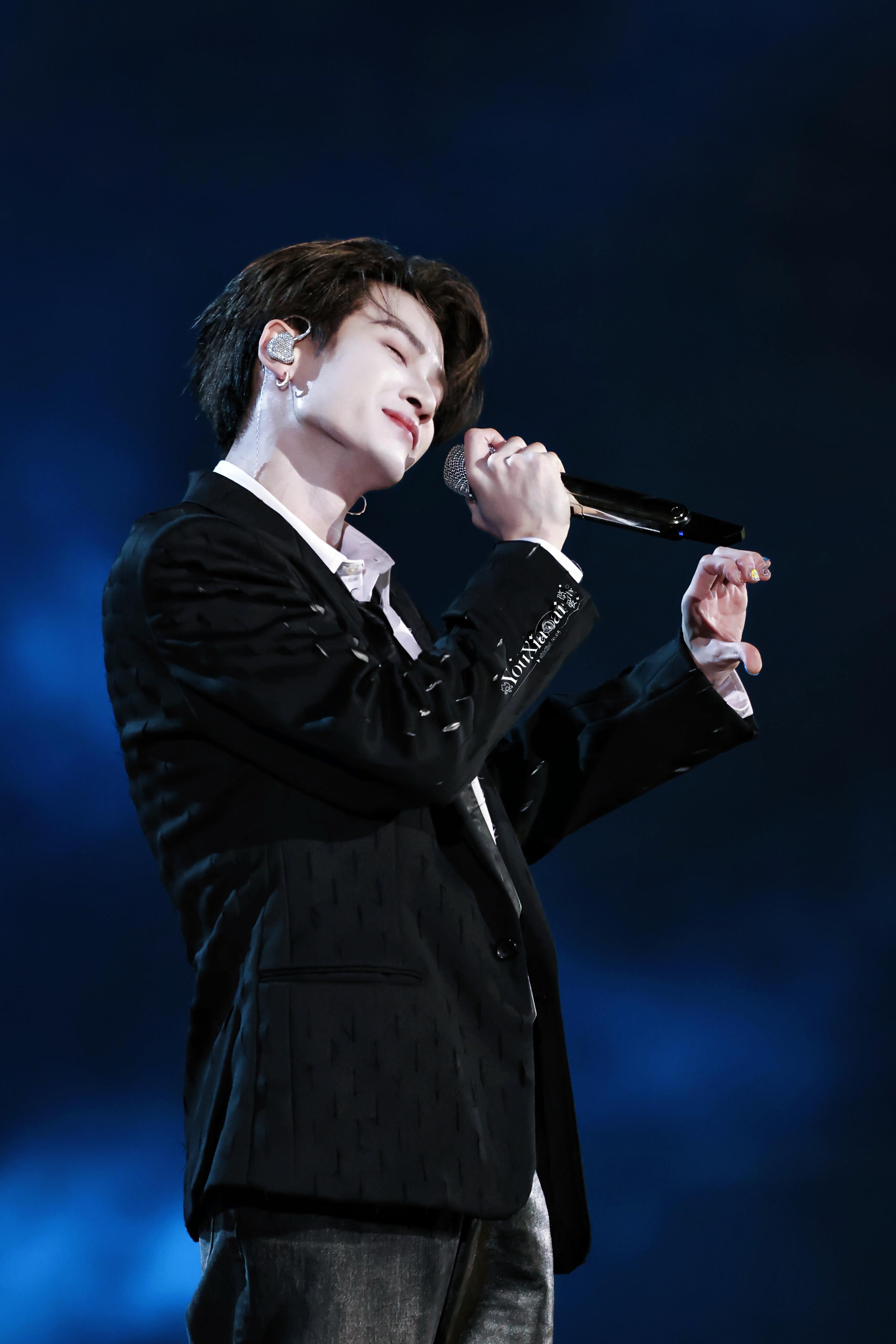 嘛耶，好帅好可爱一般人真抵抗不了檀健次的饭撒就是这裤子拉链是咋回事❓