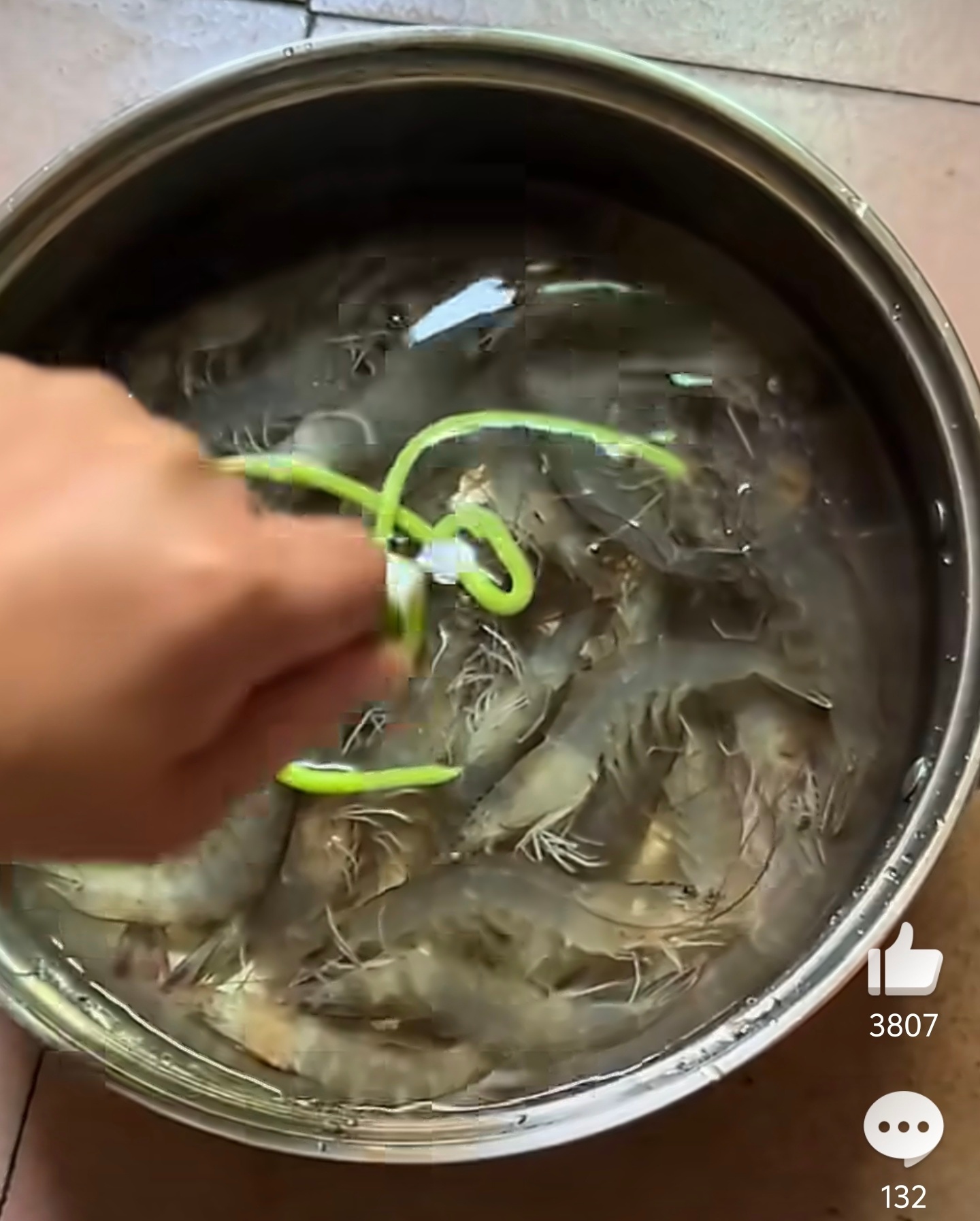 用芥末泡虾虾线都快吐出来了快嘎了的虾都能活蹦乱跳的，更别说虾线了。不过话说这玩意