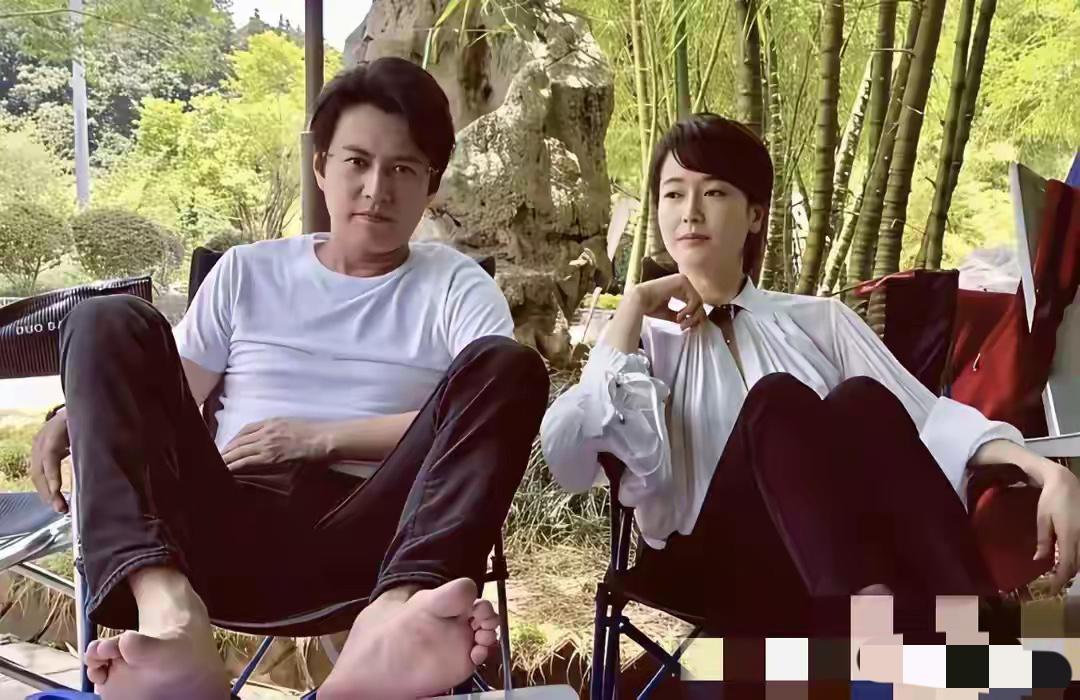 靳东我认识，旁边女士是谁？非常有气质