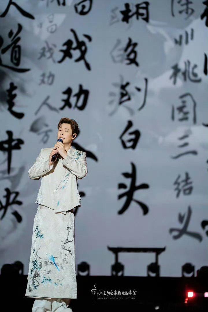 小沈阳一点不把观众当外人 小沈阳的舞台主打一个亲切无距离，不搞高冷人设，主动和观