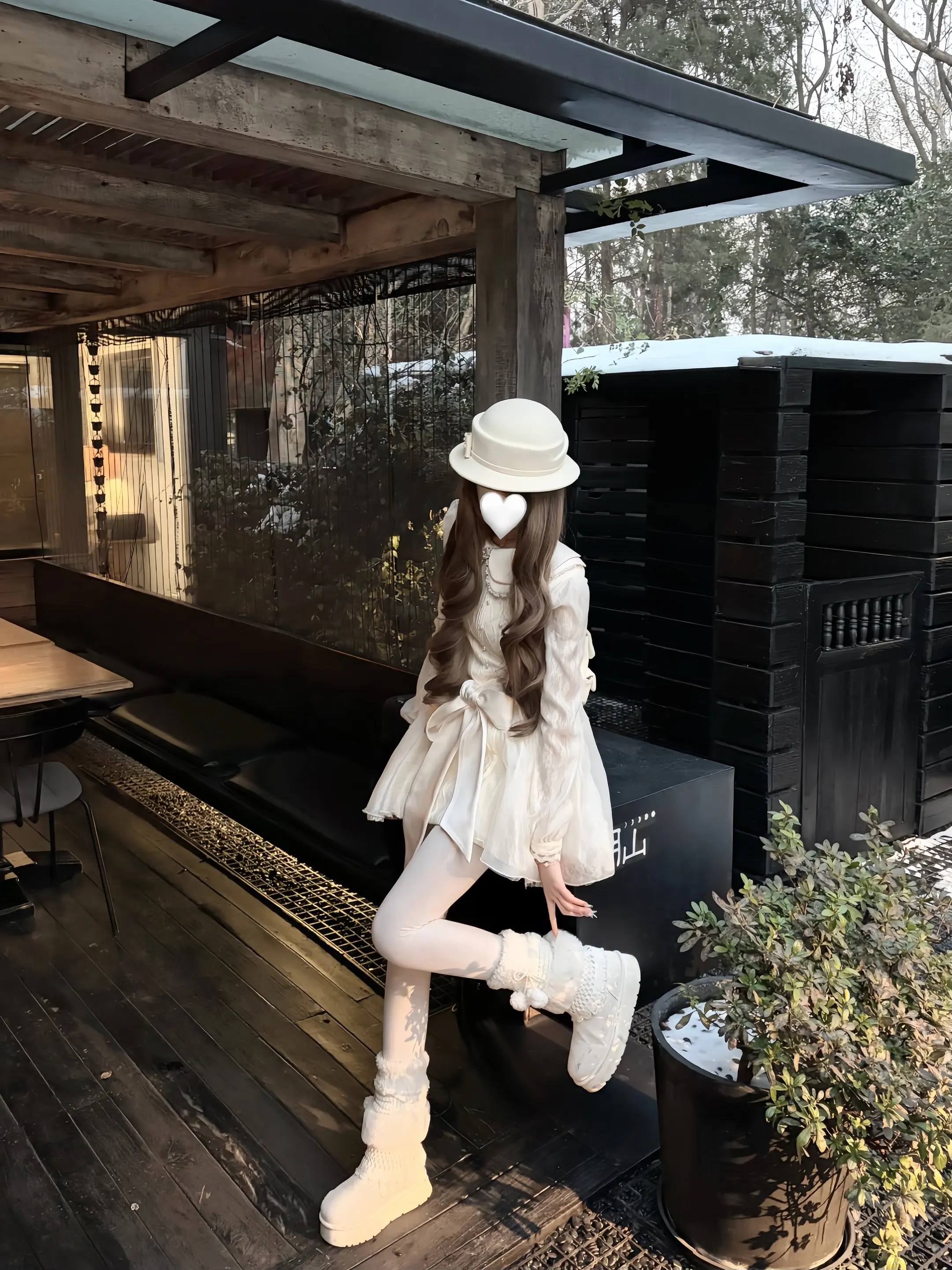 信任是张纸 你揉皱一次 我熨平一次 直到它薄得再也经不起一滴泪的重量