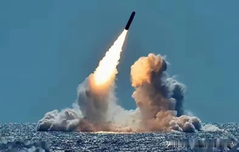 美国反华派认为，中国现政府跟清政府差不多，专制腐败，中国的所谓辉煌都是吹出来，中