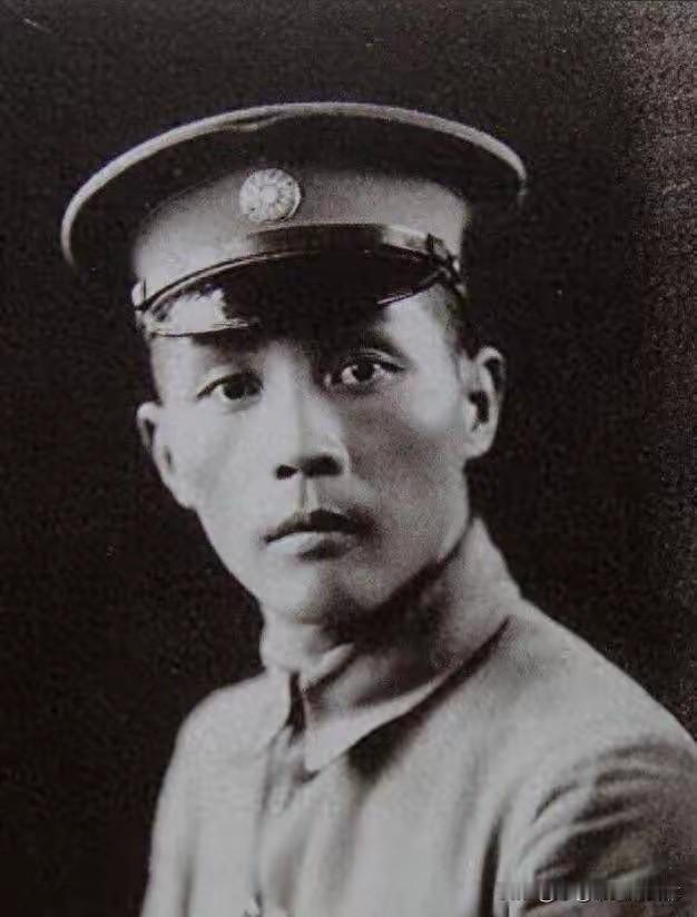 1927年黄埔名将当众吞枪！只因提亲被拒，蒋介石怒斥：太糊涂
 
1927年，北