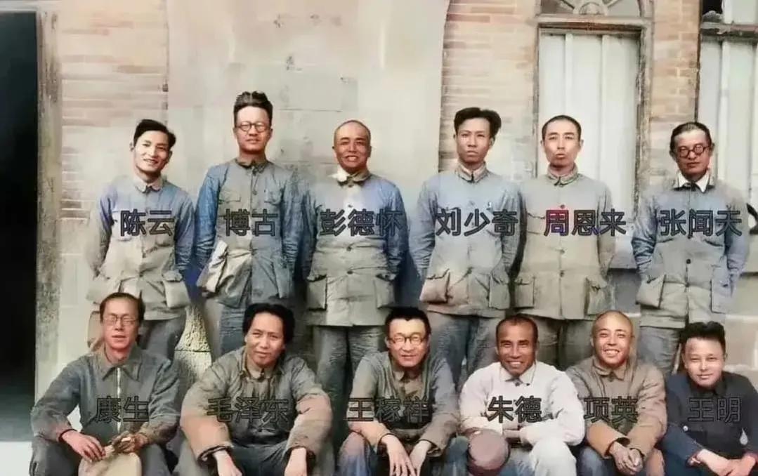 
上联：破衣烂衫建千秋伟业
下联：金戈铁马筑最美年华
艰苦奋斗、历经磨难，多少革