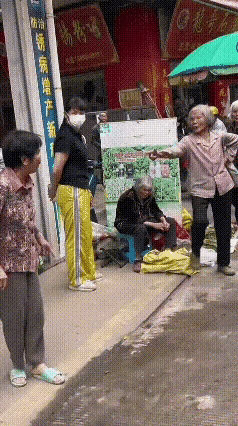 大妈这气势，不得不服啊！