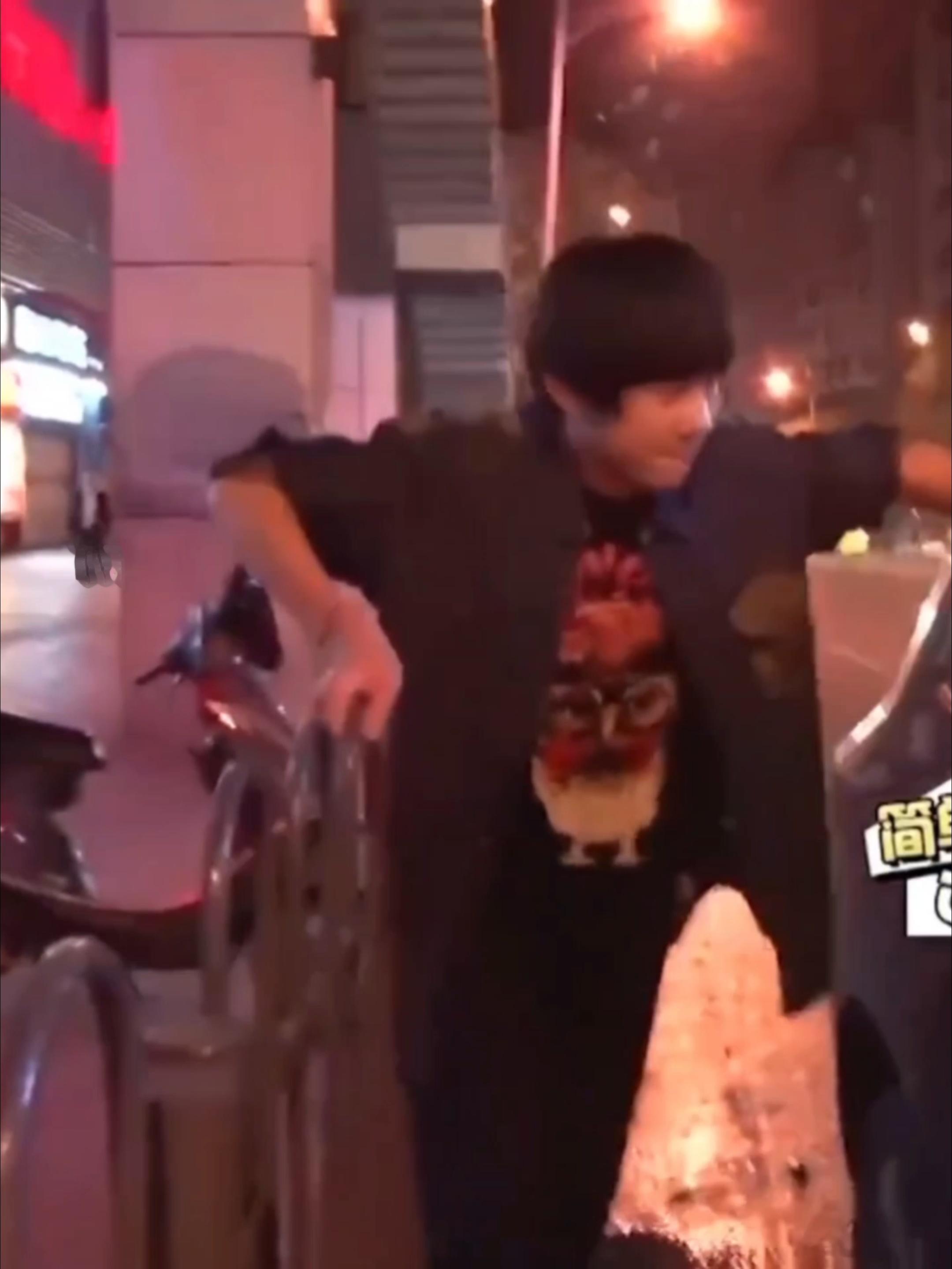 这车，严迪14岁的时候钻进去的24岁才钻出来。 