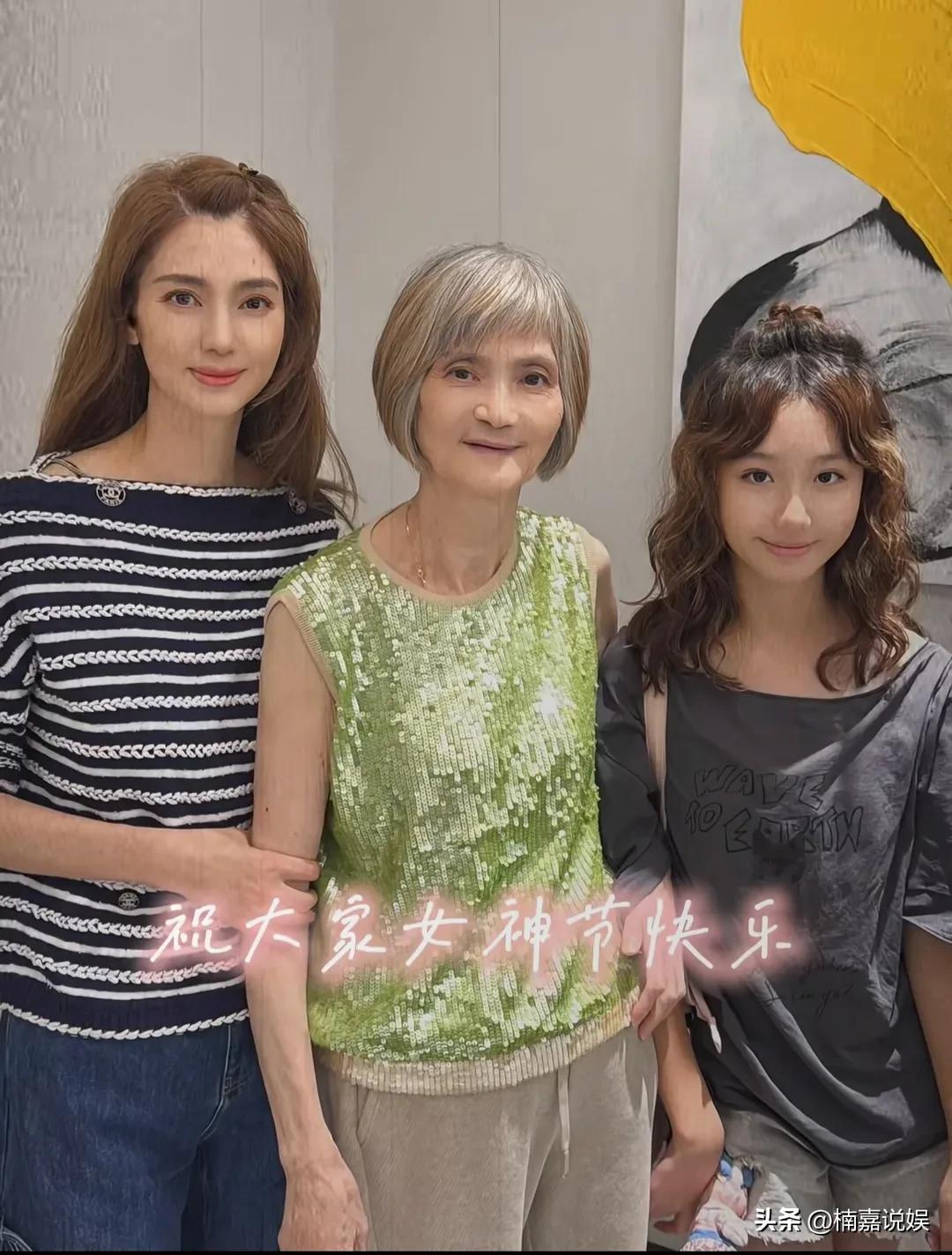 果然啊，美女都是有基因的！
洪欣妇女节晒和妈妈、女儿的合照，三代人都是高颜值啊！