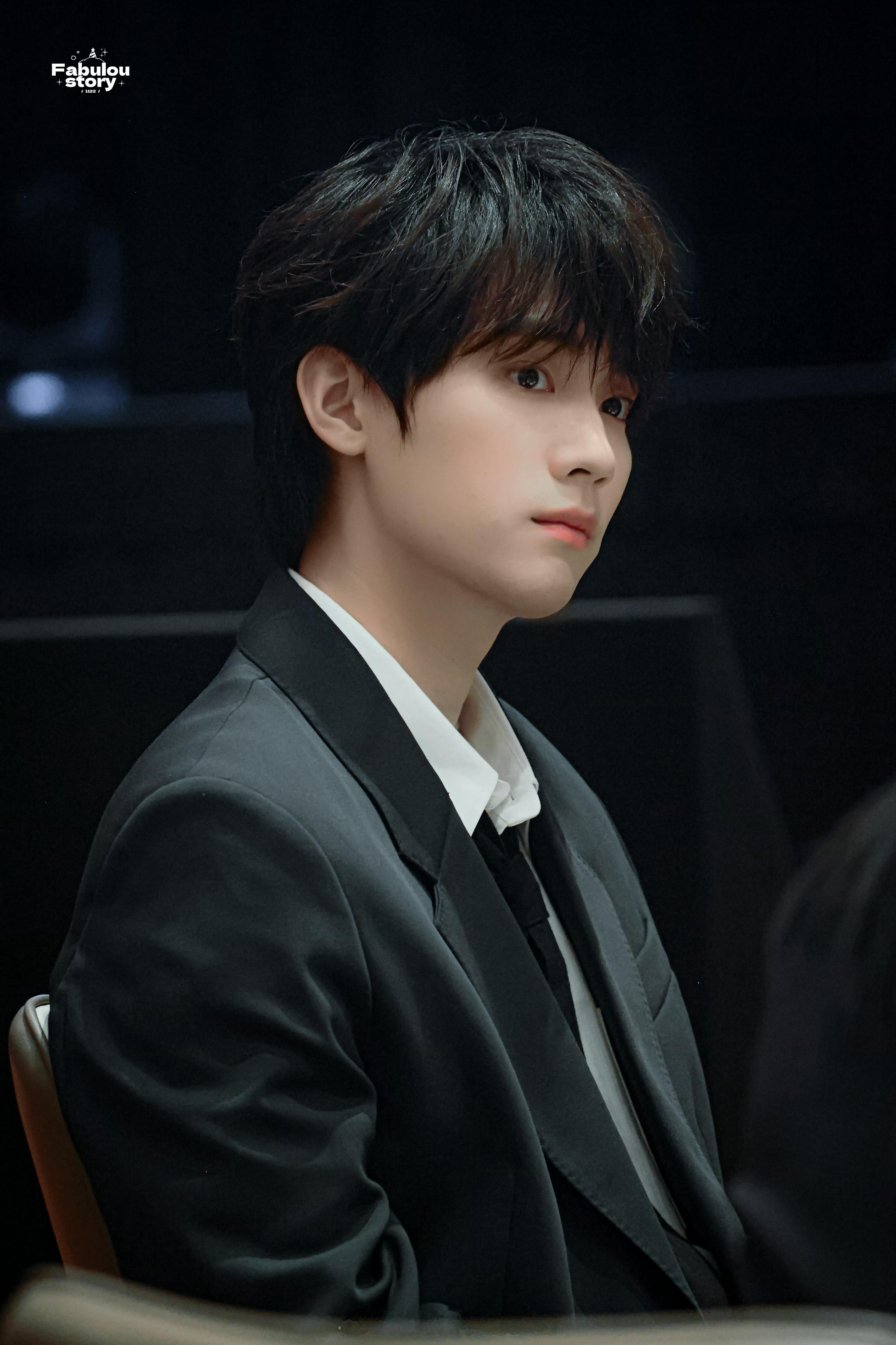 周翊然微博文化交流之夜晚宴饭拍 