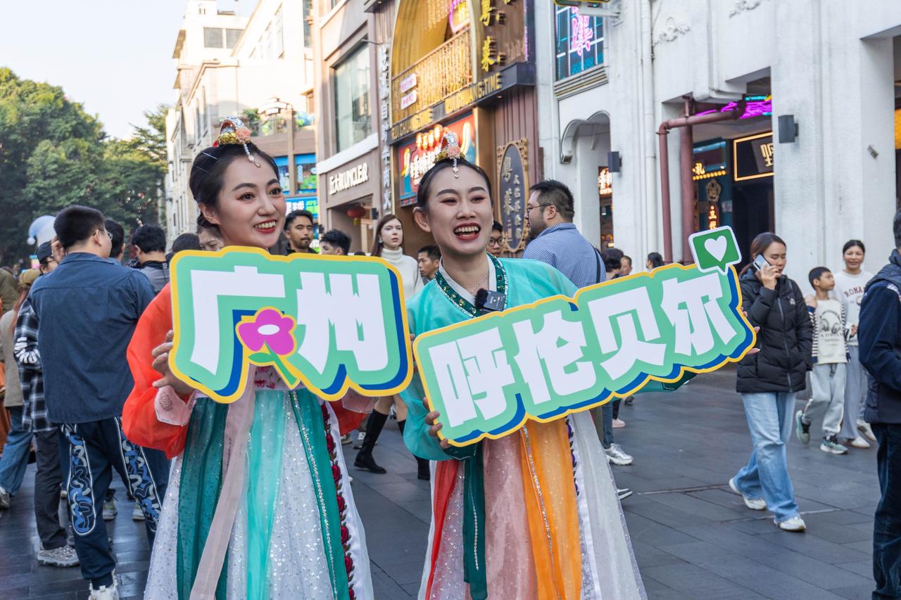 没想到，在广州，
也能这么近距离地遇见呼伦贝尔大草原风情。
白天的路演现场热闹又