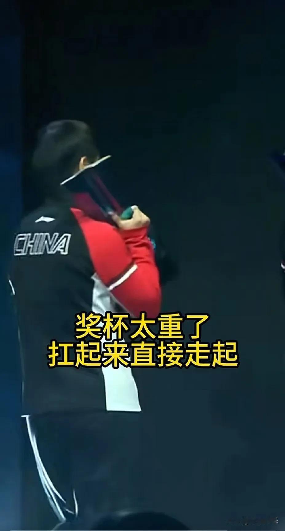 笑死我了
 
颁奖完退场那会儿，莎莎刚走没两步，现场观众嗷地就叫起来了——你们猜