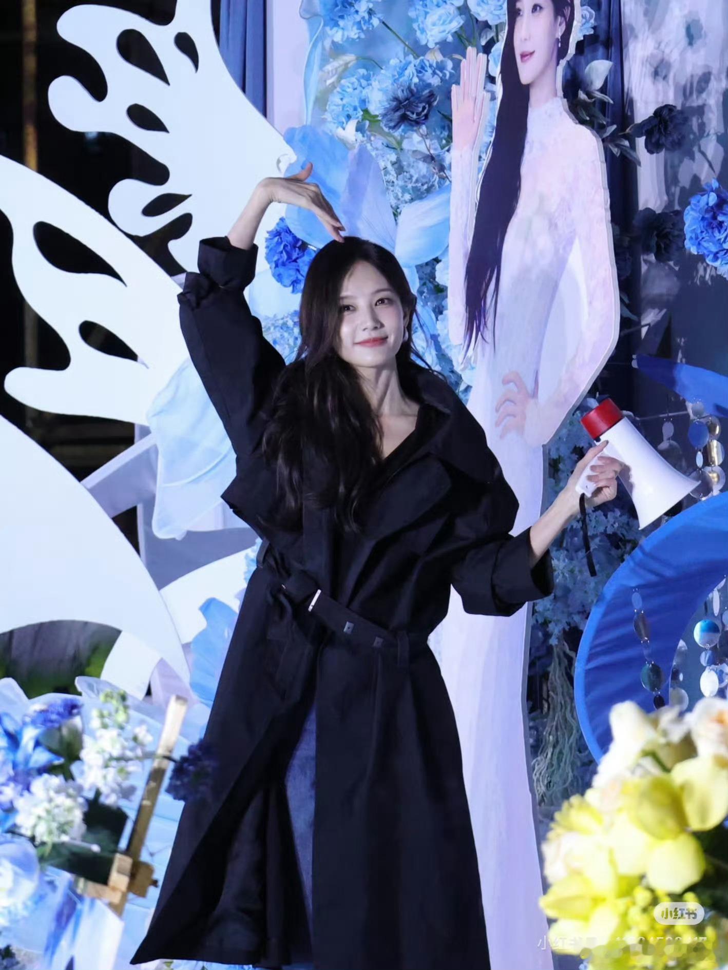 李一桐连哭都这么美谁能拒绝哭起来都美的李一桐！杀青落泪感谢粉丝，暖心劝大家不理纷