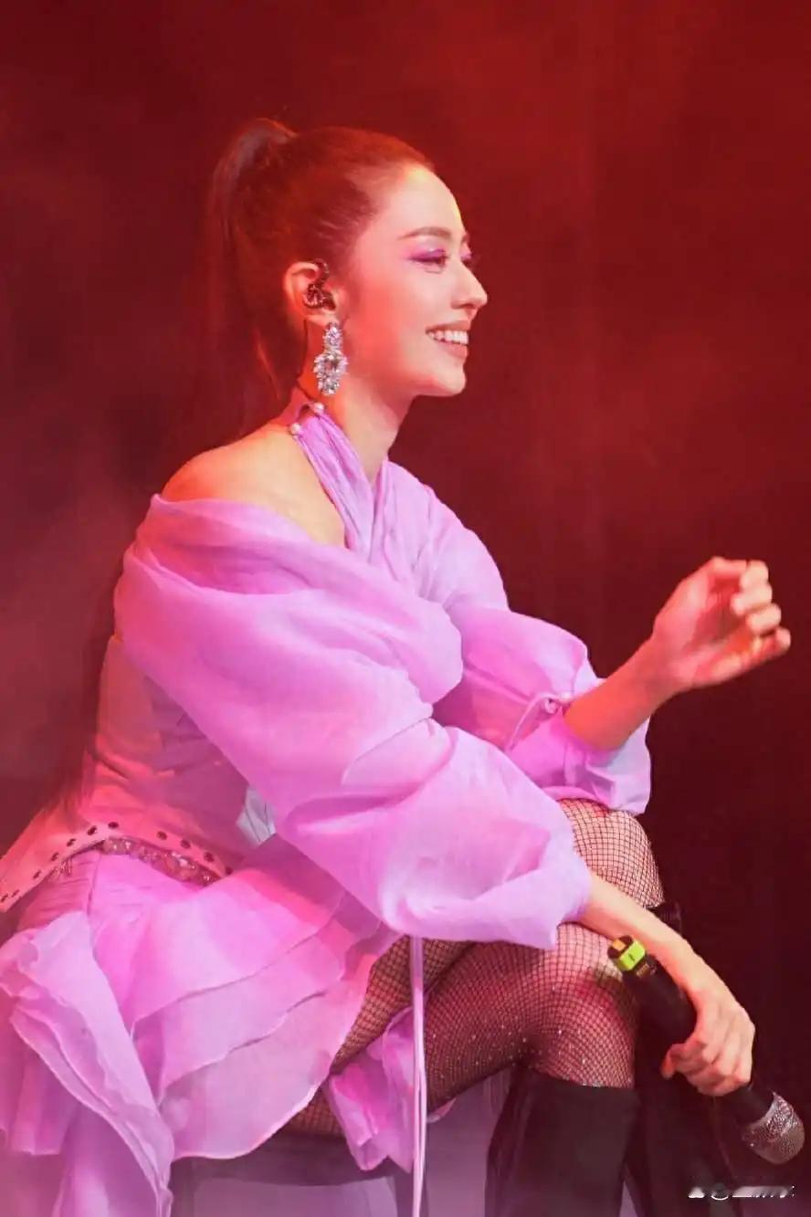 吉娜爱丽丝身姿多姿，美貌与才华双在线的人间理想型 