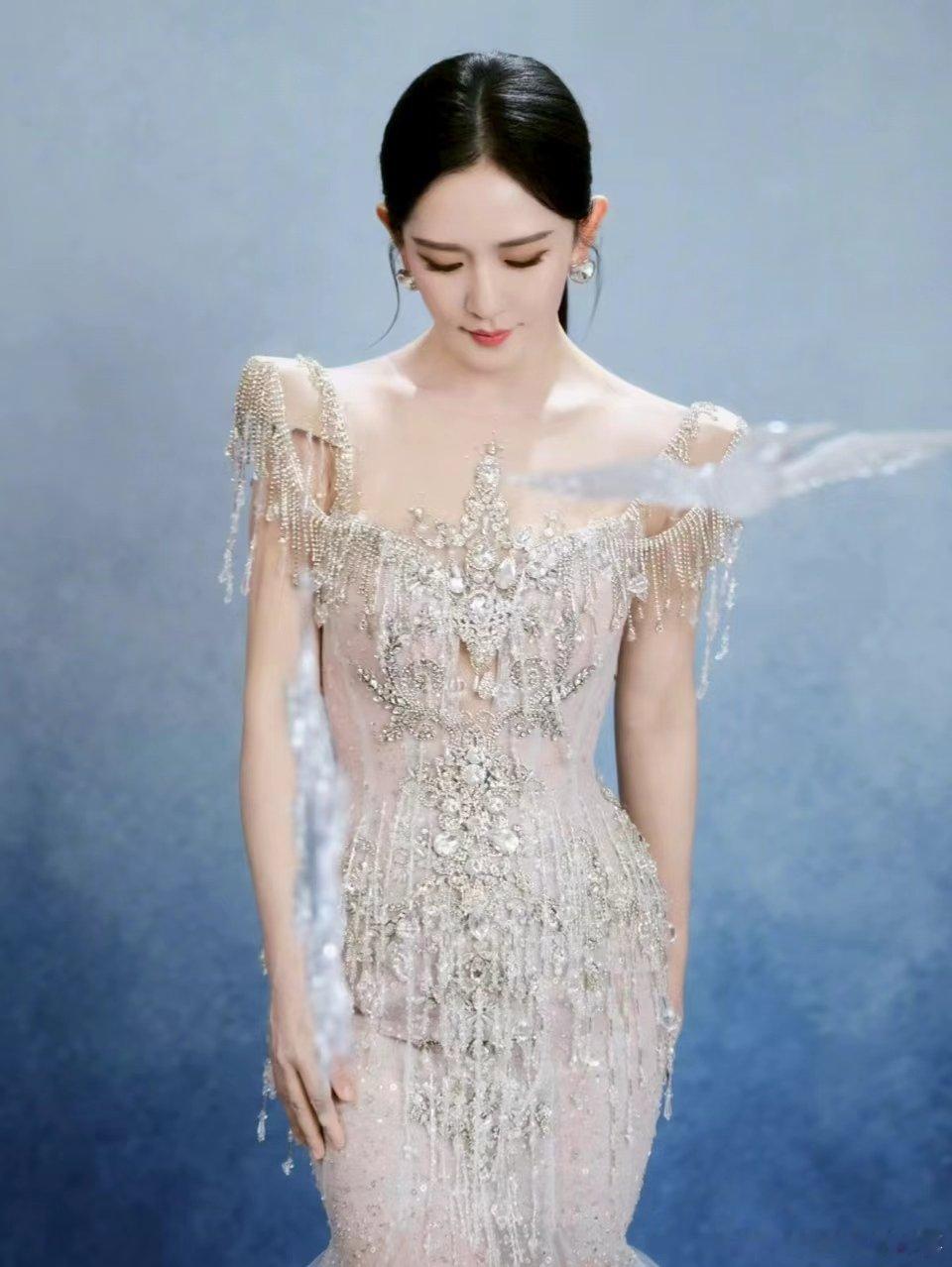 谢娜火锅美女舞台太辣了 谢娜火锅美女新歌好六首发 你好星期六 谢娜真的是舞台精灵