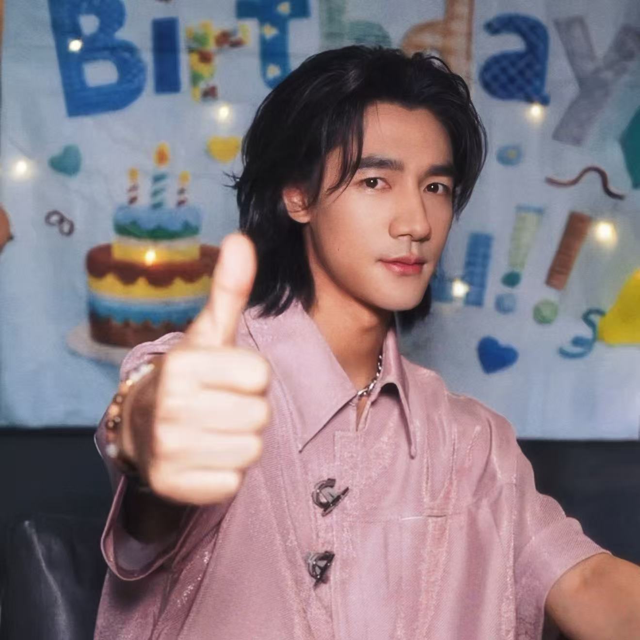 此沙直播此沙今天生日又碰上良陈美锦开播，双倍快乐真的挺感动的。他好爱陈彦允啊，谈