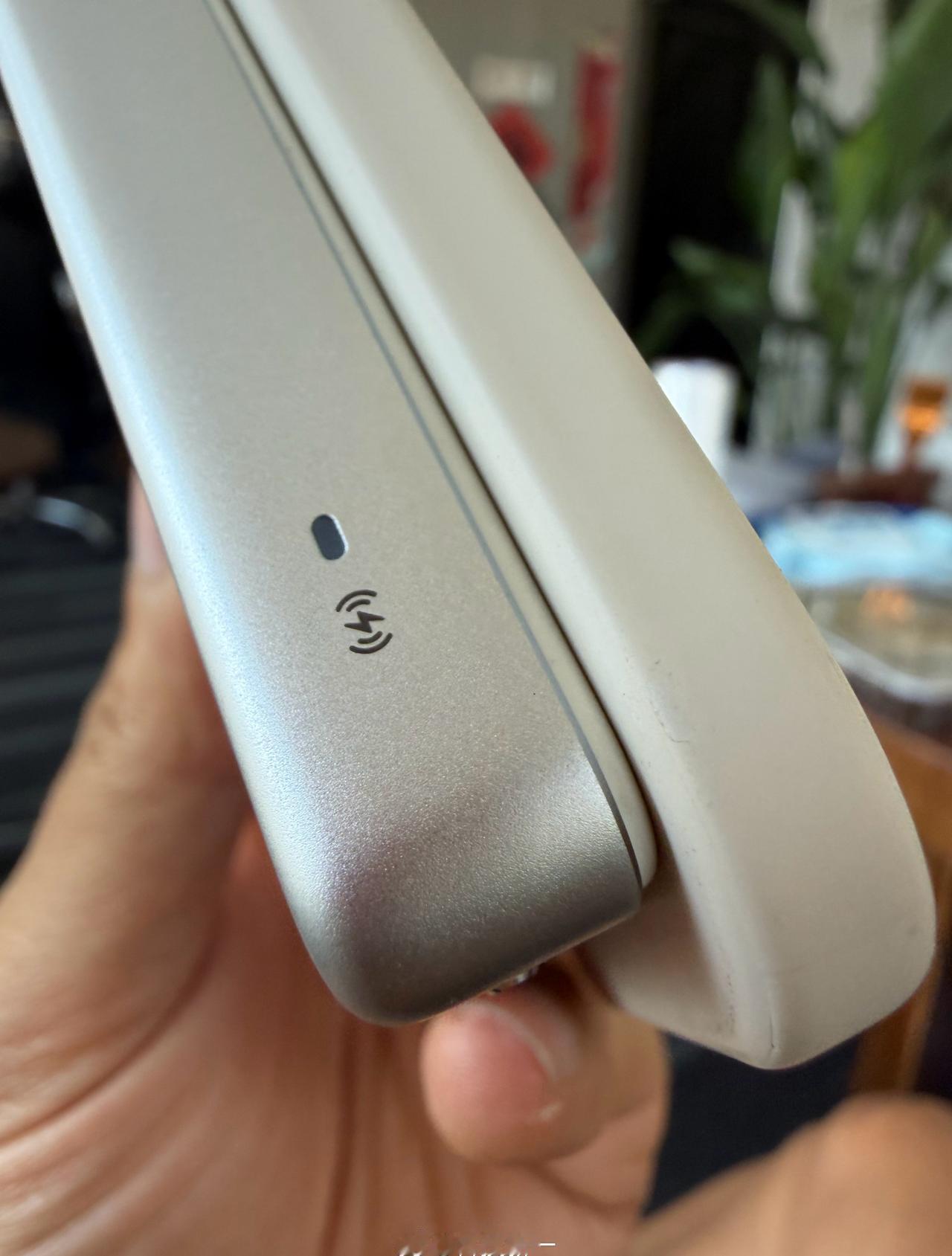 我去，家人们，终于开机了！！！
我的iPhone Air从昨天到今天一直充不进电