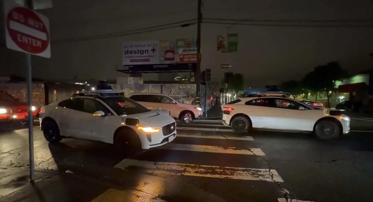 为什么信号灯失灵，Waymo无人车就瘫痪了？
上个周末旧金山大停电期间，Waym