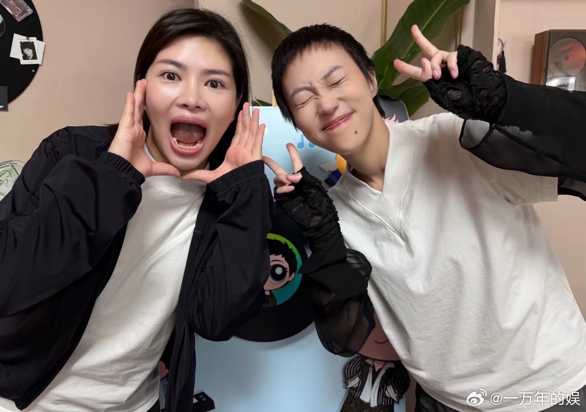 窦靖童欧阳娜娜是同一个声乐老师 在紧张的总决赛赛场，她们带来一股清流般的演唱，舒