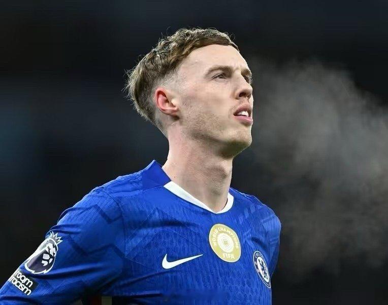 在谈到近期媒体报道的切尔西球星帕尔默和曼联的转会传言时，罗马诺表示：“首先，我对