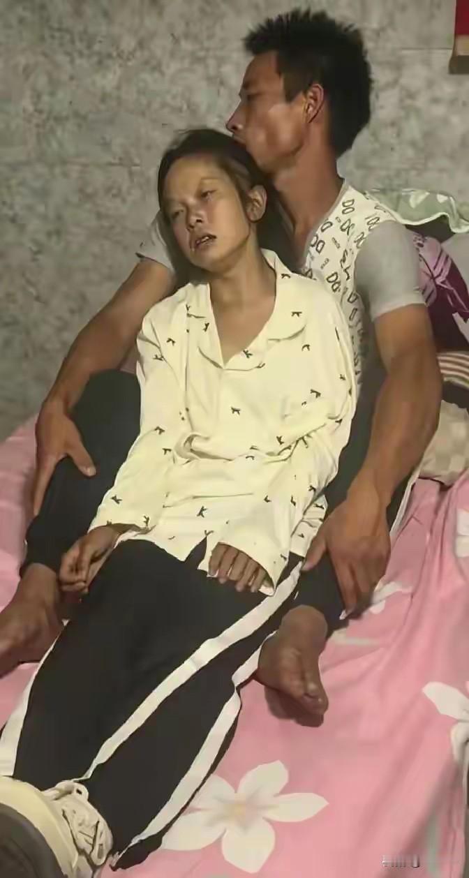 云南镇雄34岁的杨玉敏不幸离世，留下两名年幼的孩子，还有行动不便的残疾丈夫。翻看