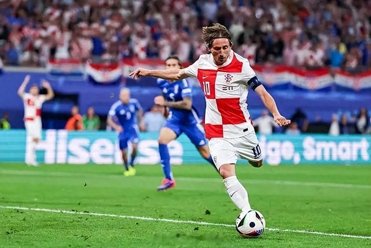 #告别莫德里奇# 本届欧洲杯莫德里奇的克罗地亚小组赛3场2分，以一种悲壮的方式告