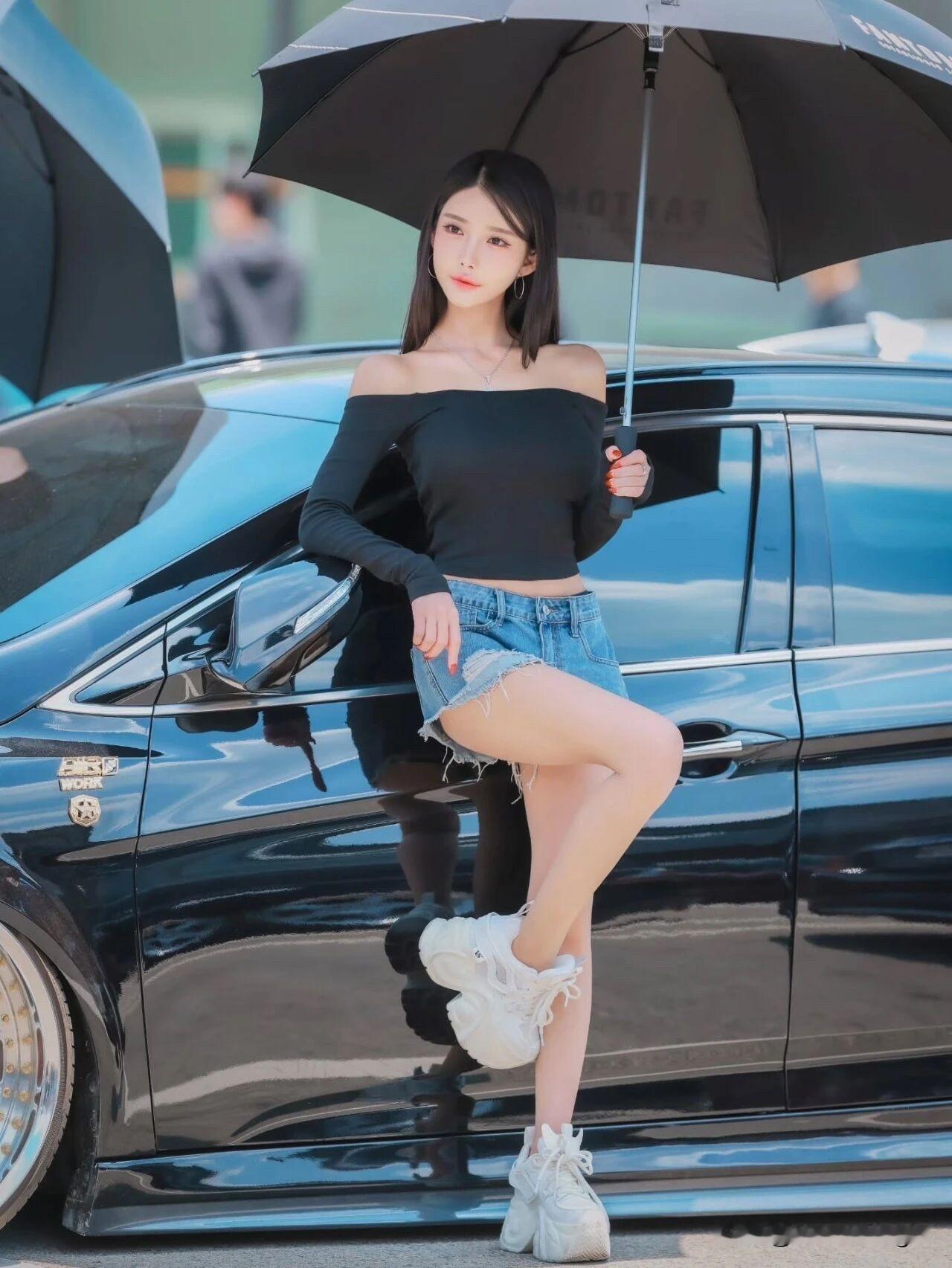 雨中美人倚伞立，风姿绰约似画里。