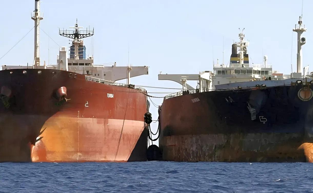 特朗普第一天“封锁海峡”失败，3艘油轮过航

4月14日，霍尔木兹海峡再次成为全