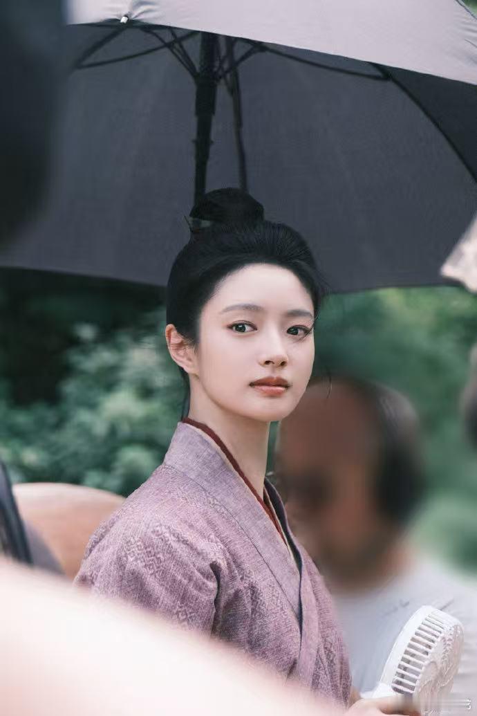 谁家男女主在坟前告白 王星越徐若晗新剧坟前告白 笑不活了！内娱独一份坟前告白，宇