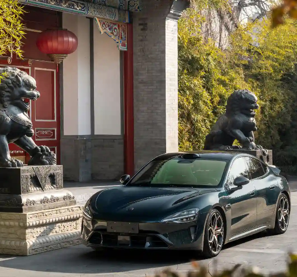 创收里程碑。小米汽车等创新业务首次年度盈利，2025年营收1061亿元，交付41