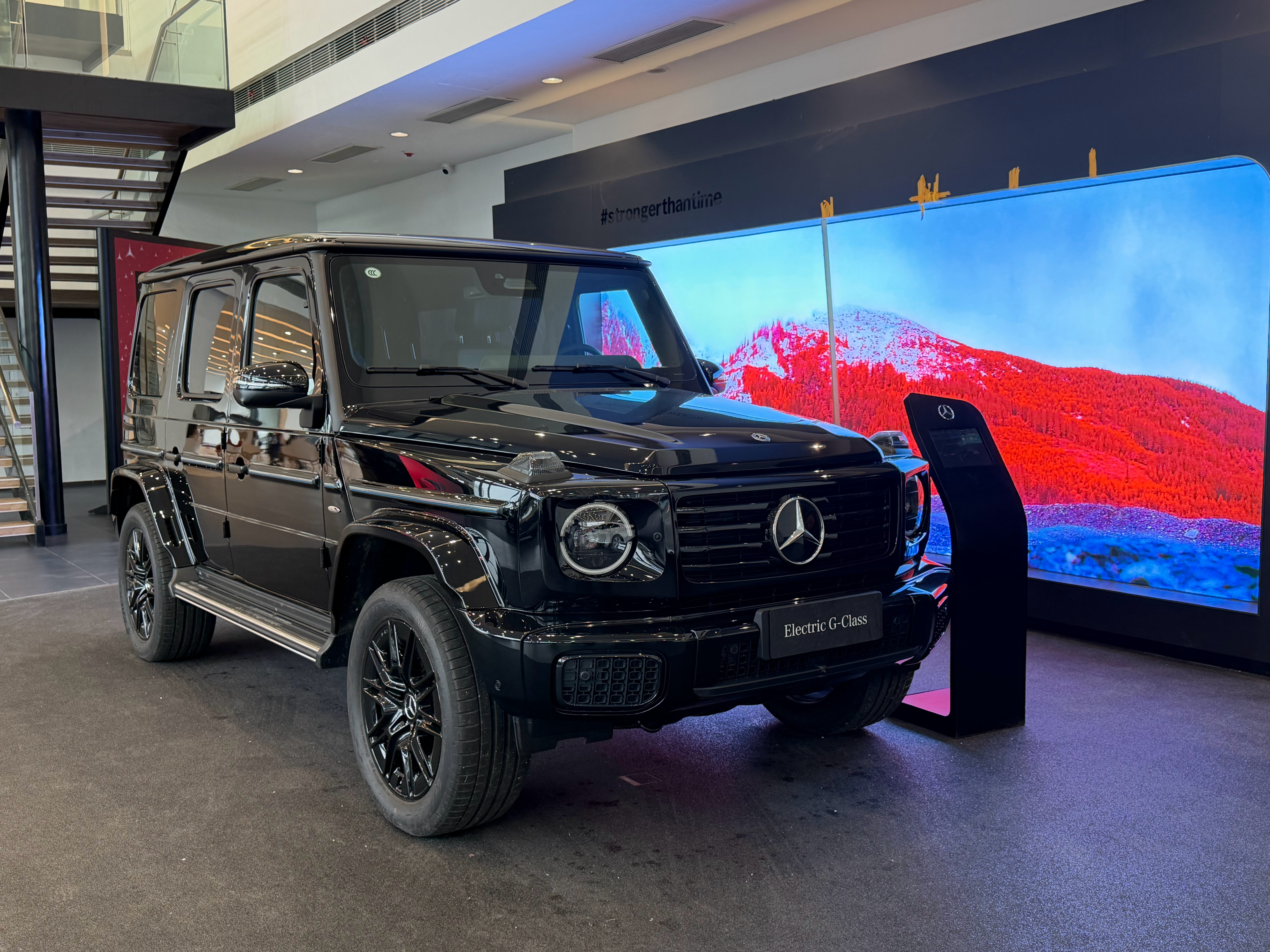 恭喜梦龙LAB 成为尊贵的奔驰G580 车主，愿三叉星辉照亮你的前程，事业与爱情