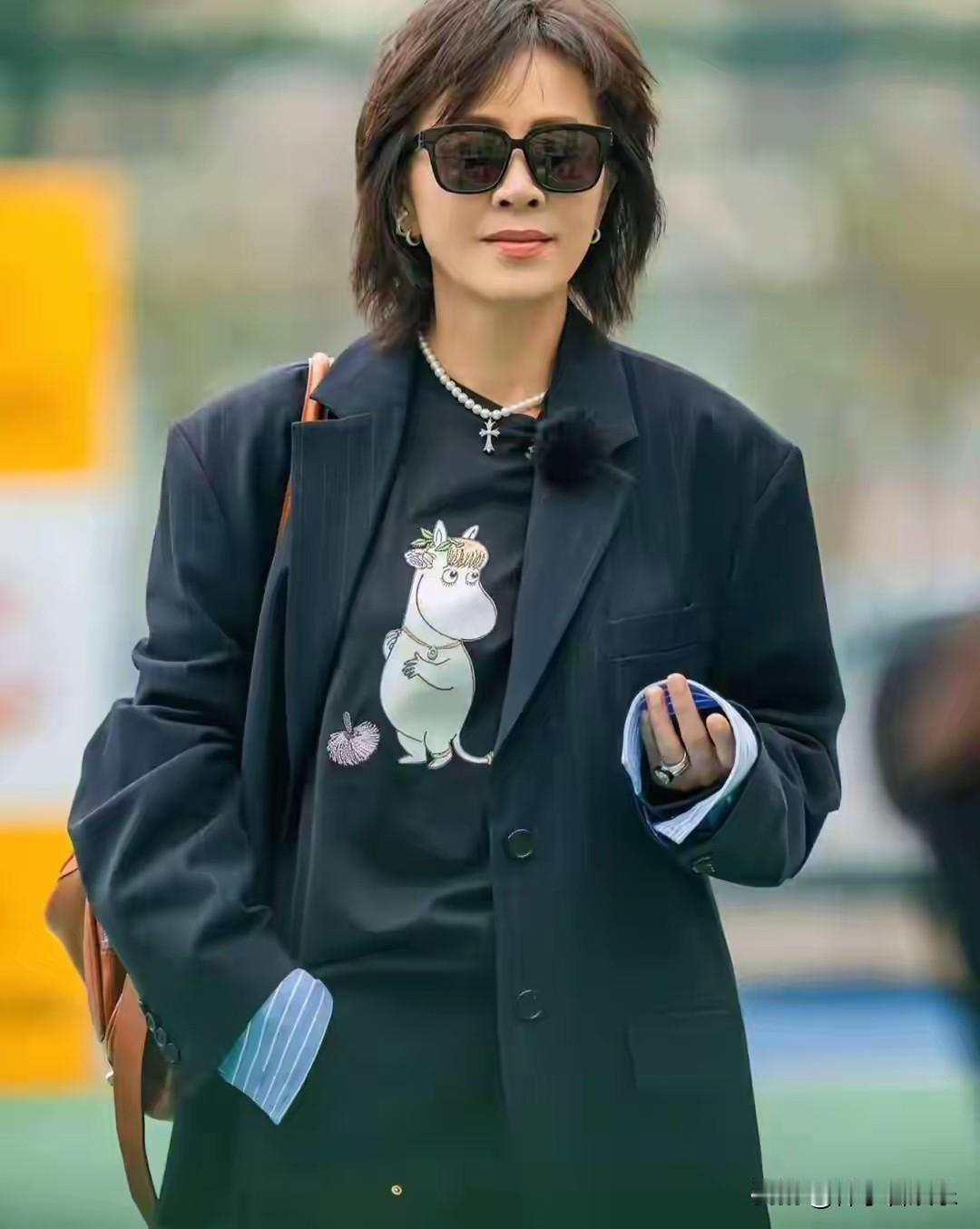 2025年11月10日，演员刘嘉玲在社交平台发布动态，公开喊话淘宝、天猫平台，直