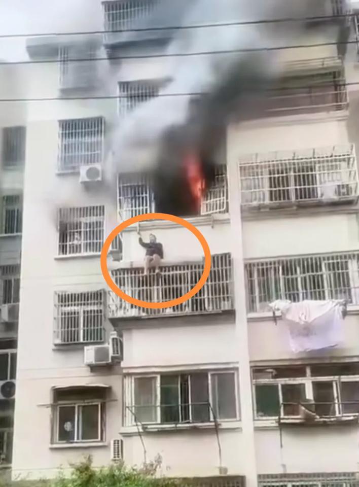 这女人太极端了！

安徽某地，这两天的事

女子和老公吵架

一气之下把家给点了