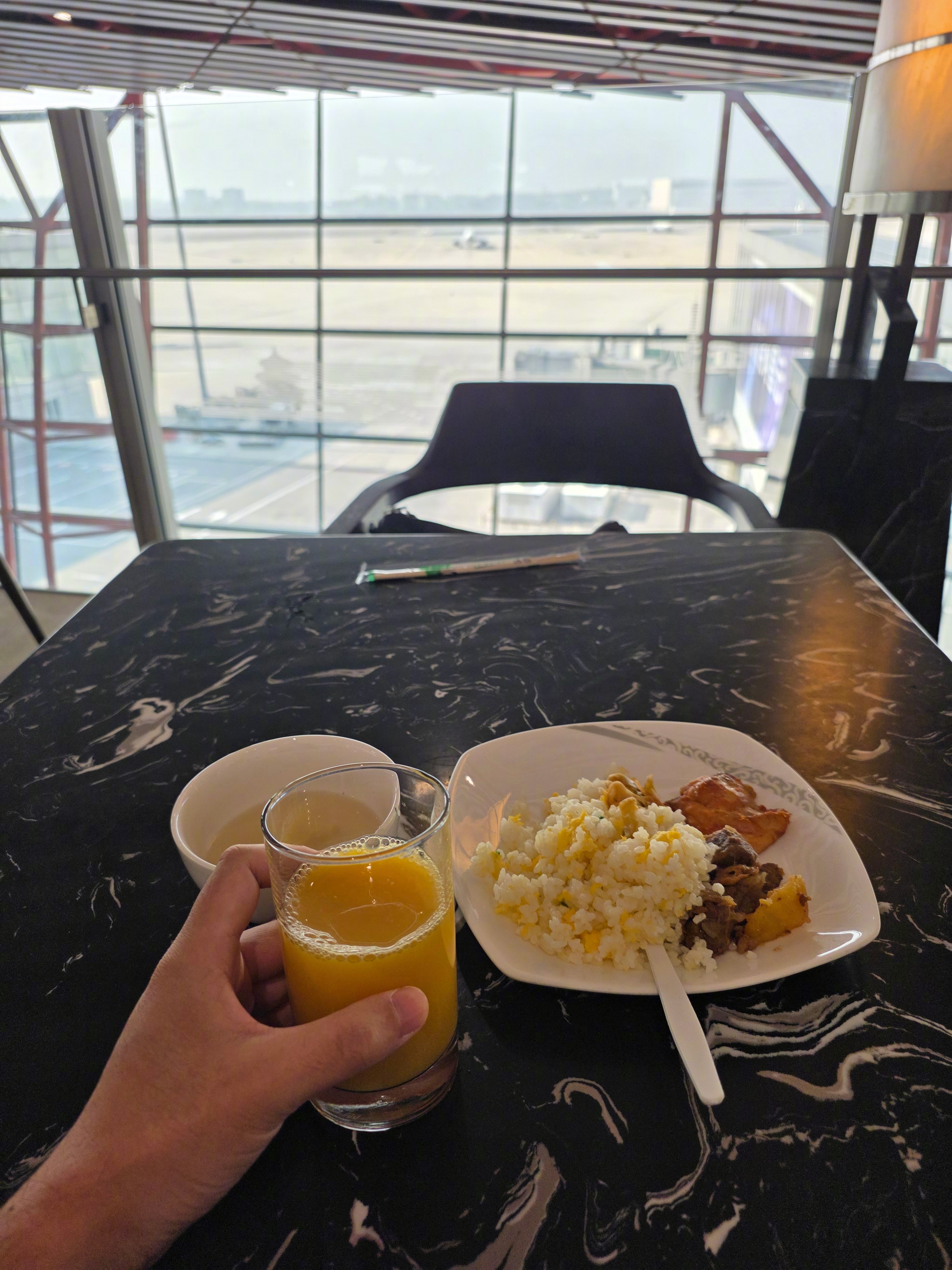 吃饱喝足登机，继续当牛马！国航的服务真不错，空姐长得也好看。就不拍给你们看