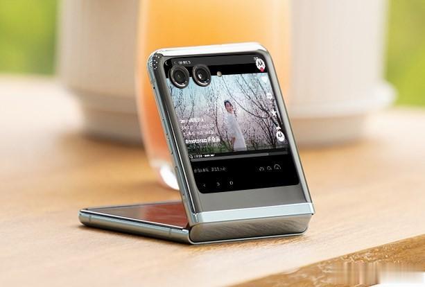 折叠屏卷王正式诞生！moto今天在国内首发了moto razr 40系列手机，其